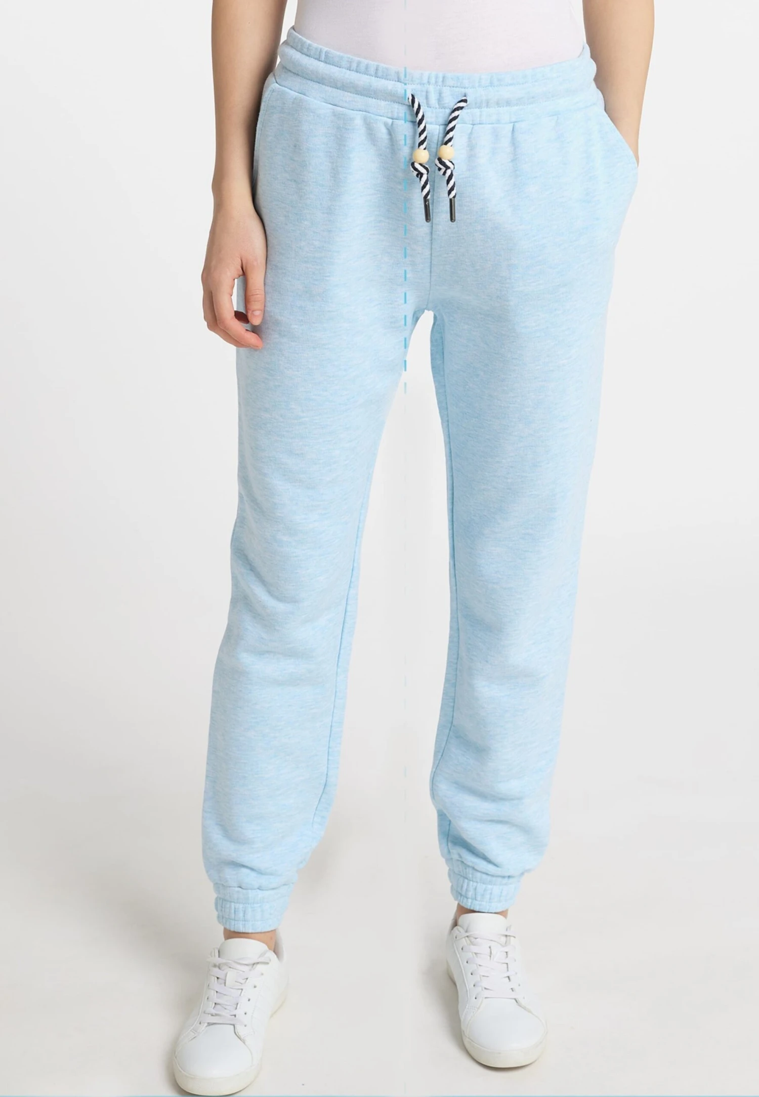 Pantalons de survêtement Effilé Pantalon Nahima Femme bleu clair Schmuddelwedda Pantalons De Survêtement Effilé Pantalon Nahima Femme Bleu Clair -Schmuddelwedda 4b85c46af66a8d71bee8cb5c5f6112e1 scaled