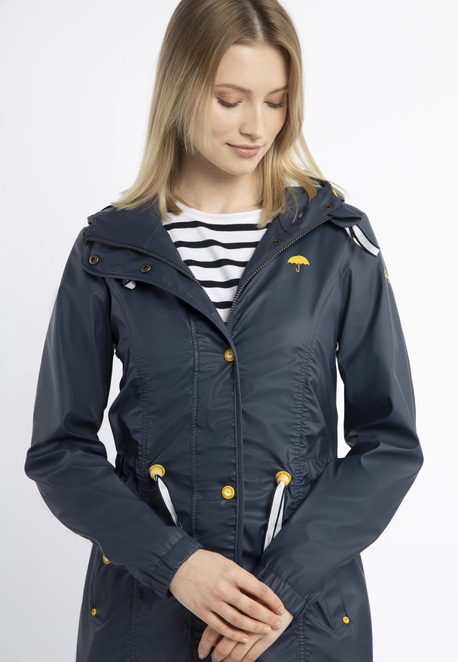 Manteaux de pluie Manteau fonctionnel Femme bleu nuit Schmuddelwedda Manteaux De Pluie Manteau Fonctionnel Femme Bleu Nuit -Schmuddelwedda cee03b5d4cd53916fe25fe98263ee01c 1 scaled